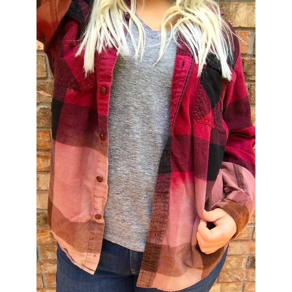 Cozy Size L Distressed Red Buffalo Plaid Flannel - Picture 4 of 4